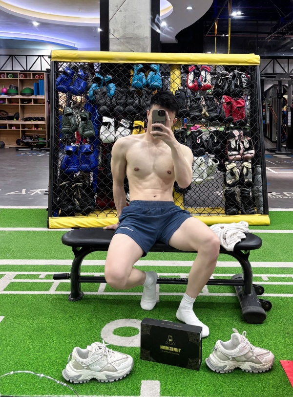 杨弟熬夜追剧精神差，迪拜特勃改善身体状态